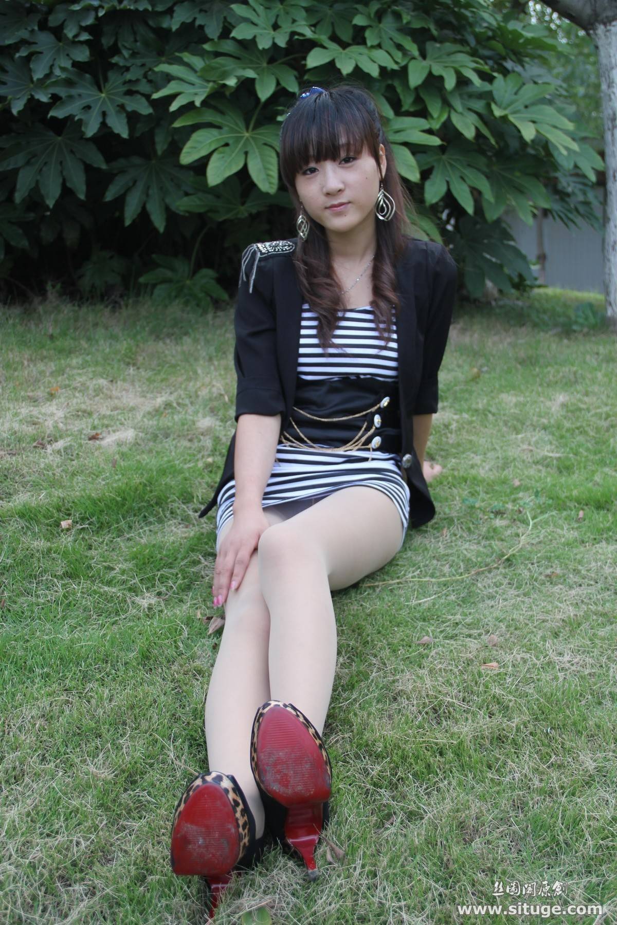 丝图阁丝袜美女野外写真 STGNo.032 LeLe