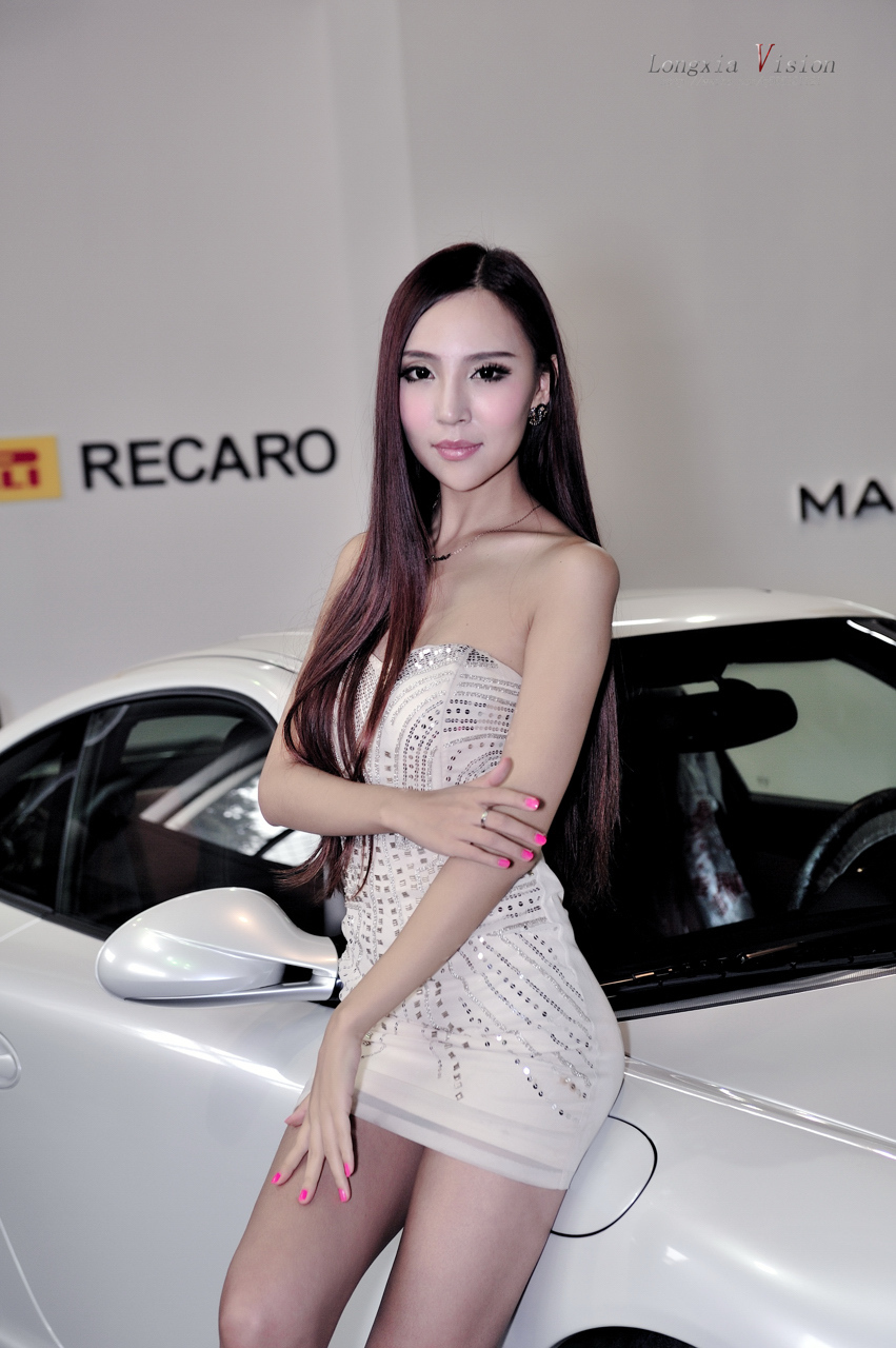 展台的高挑气质美女模特 VELLANO皮短裤性感女模