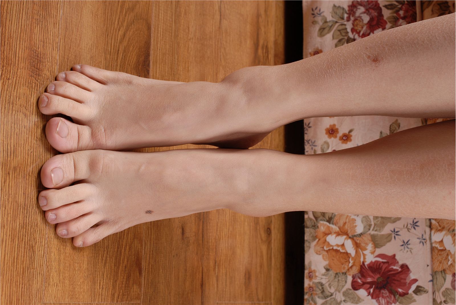 LT088-艾薇裸足图片 国产美女美足丝袜诱惑图片打包下载