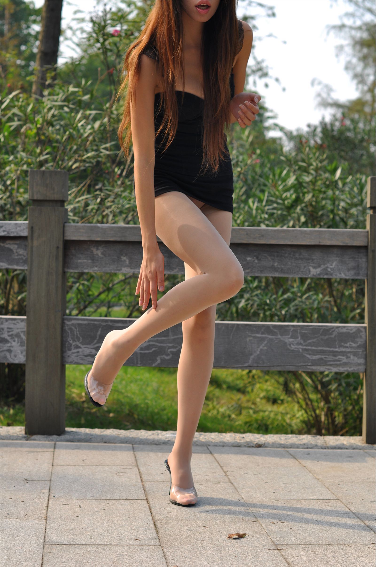 丝间舞VIP NO.355 公园内拍摄肉色丝袜透明凉拖 唯美丝袜美女