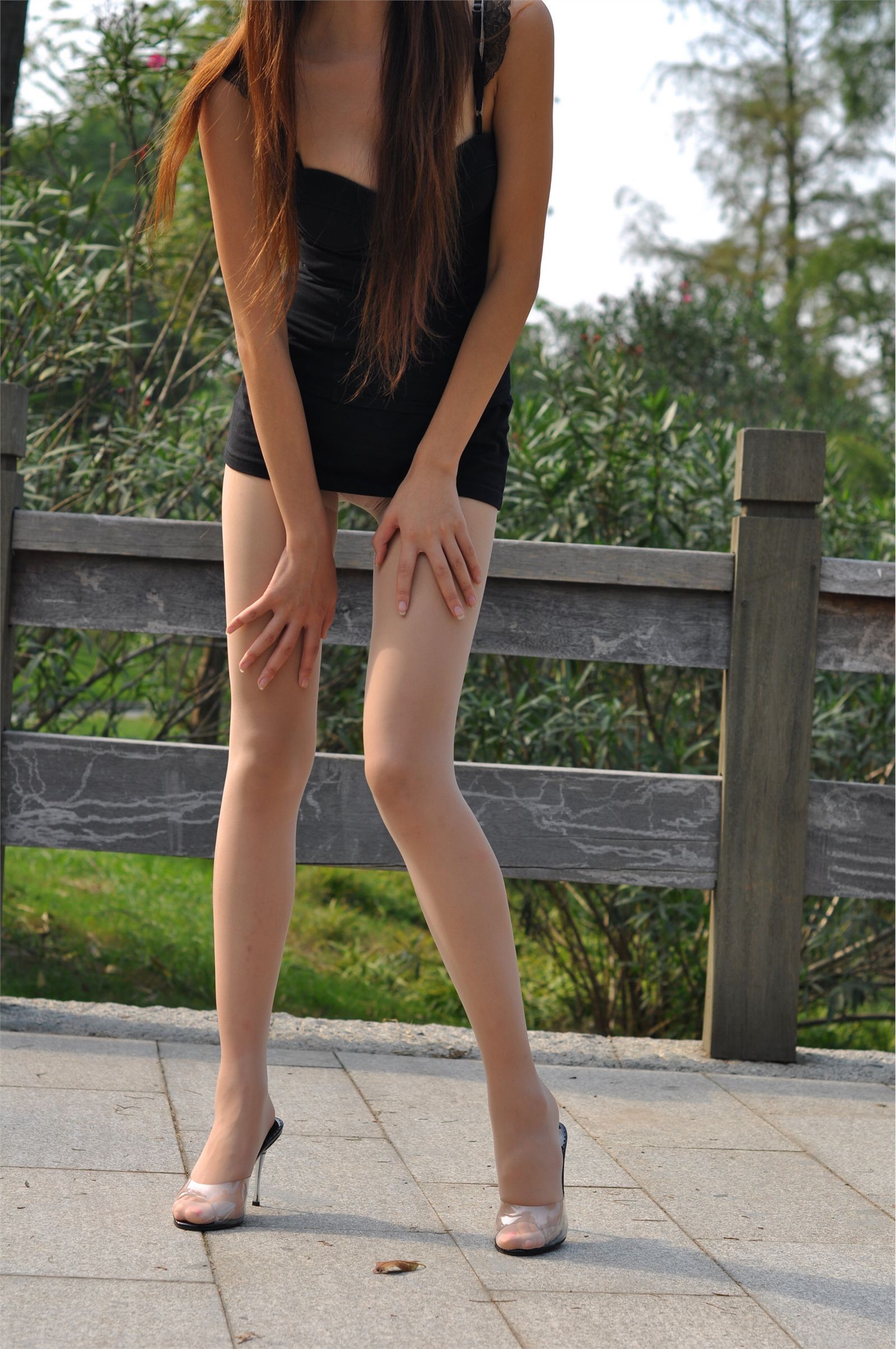 丝间舞VIP NO.355 公园内拍摄肉色丝袜透明凉拖 唯美丝袜美女