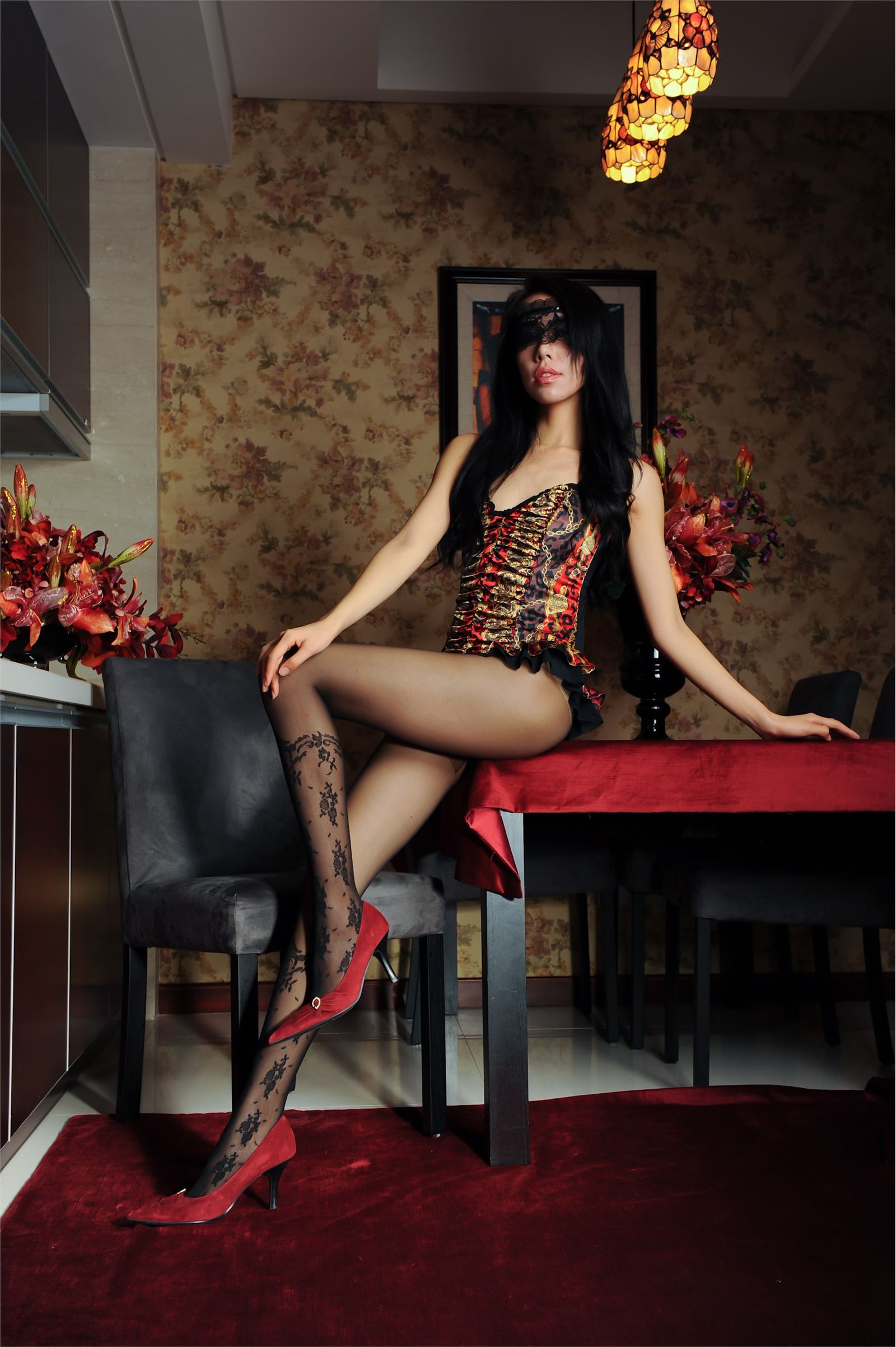 [丝间舞VIP]NO.481 小腿处别致花纹黑丝配华丽束身衣