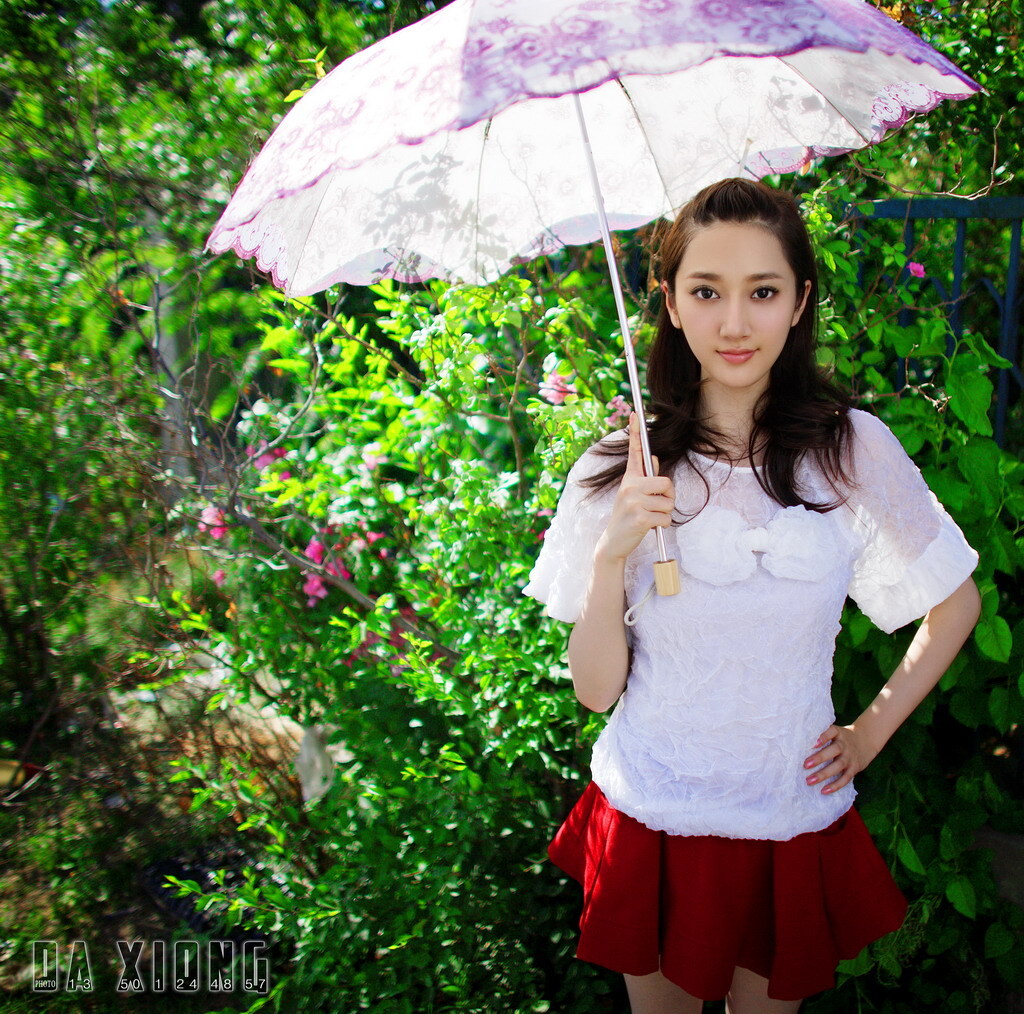 张蓉蓉撕扯残破的内衣娇胸凸点若现