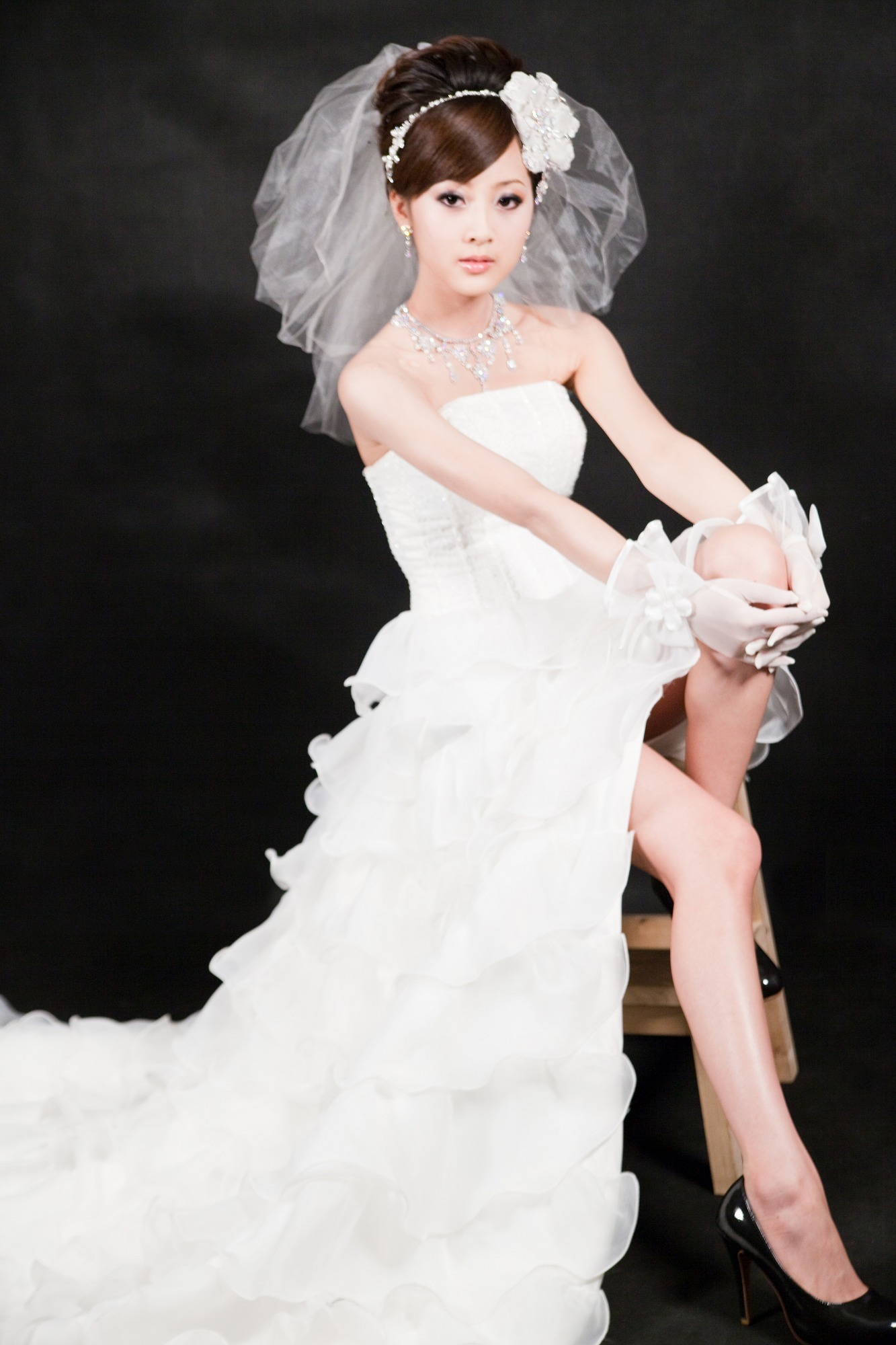 [网络收集] 2013.10.29 可爱美女穿婚纱 白与黑