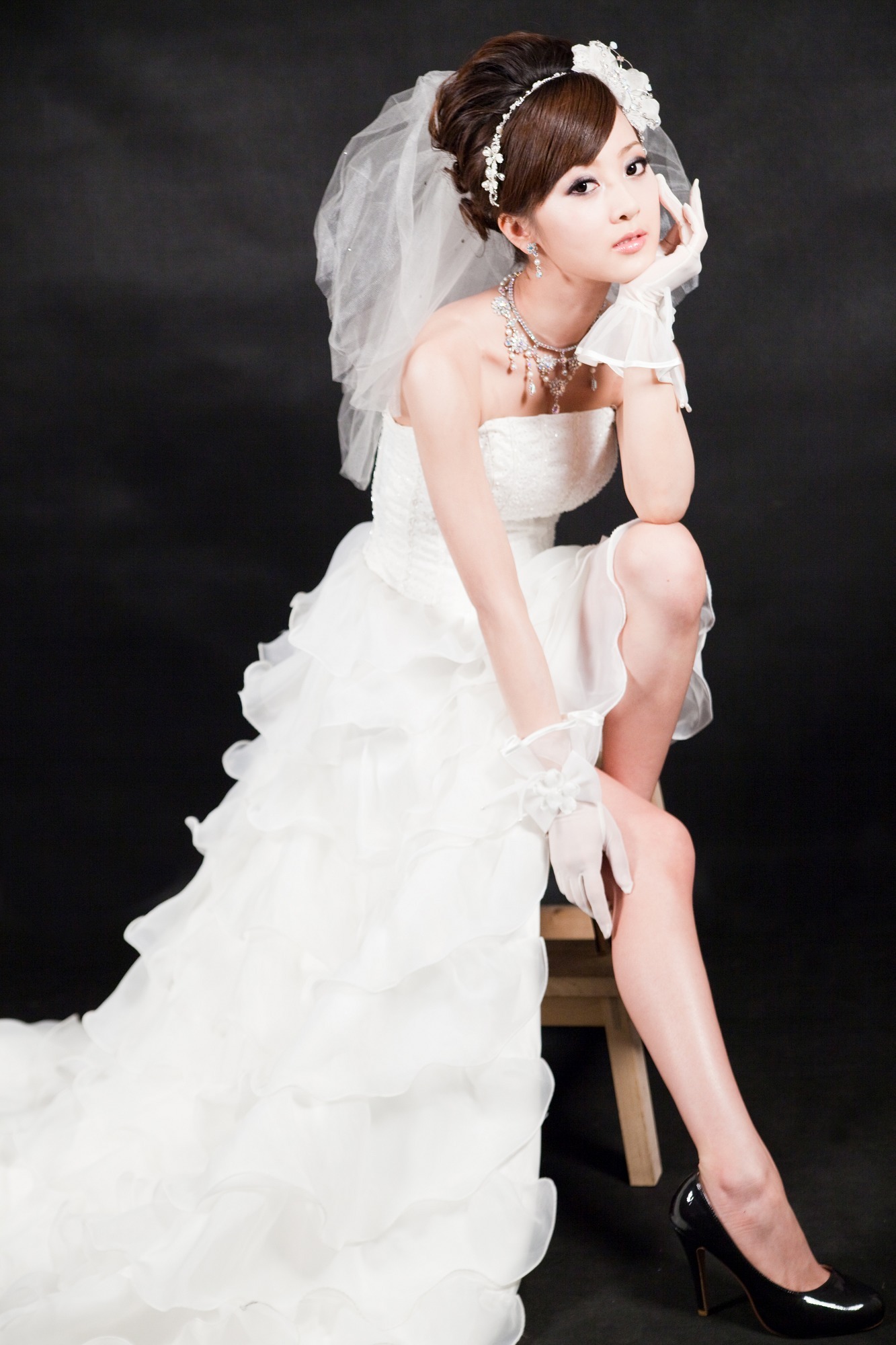 [网络收集] 2013.10.29 可爱美女穿婚纱 白与黑