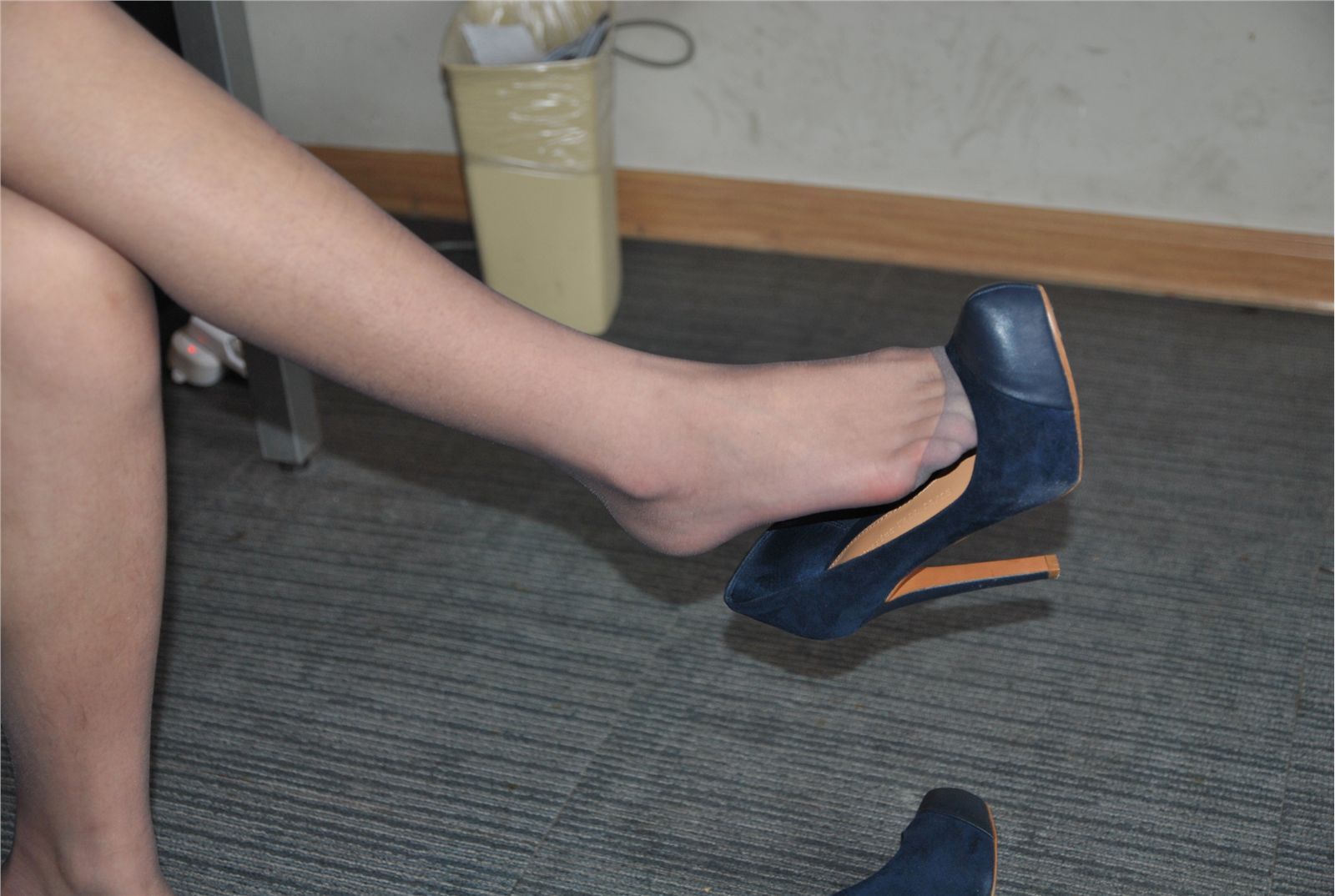 [网络收集] 2013.12.17 圣诞装少女展示超薄灰丝