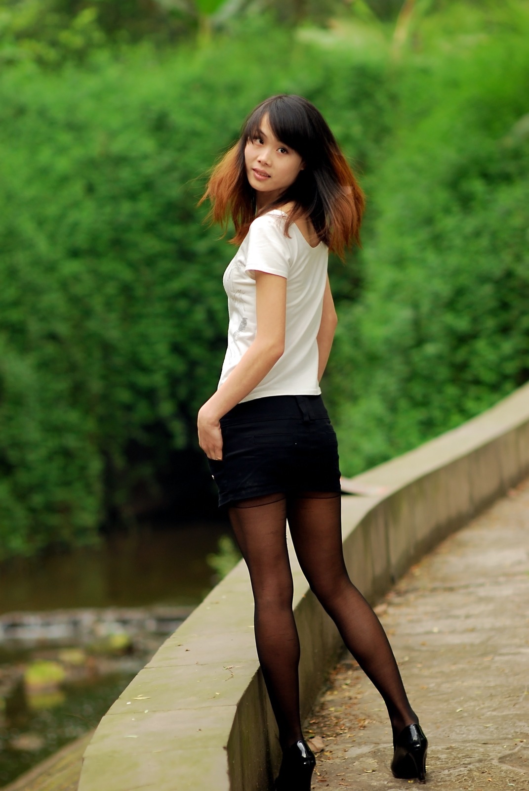 [网络收集] 2013.09.09 超长美腿妹妹黑丝诱人