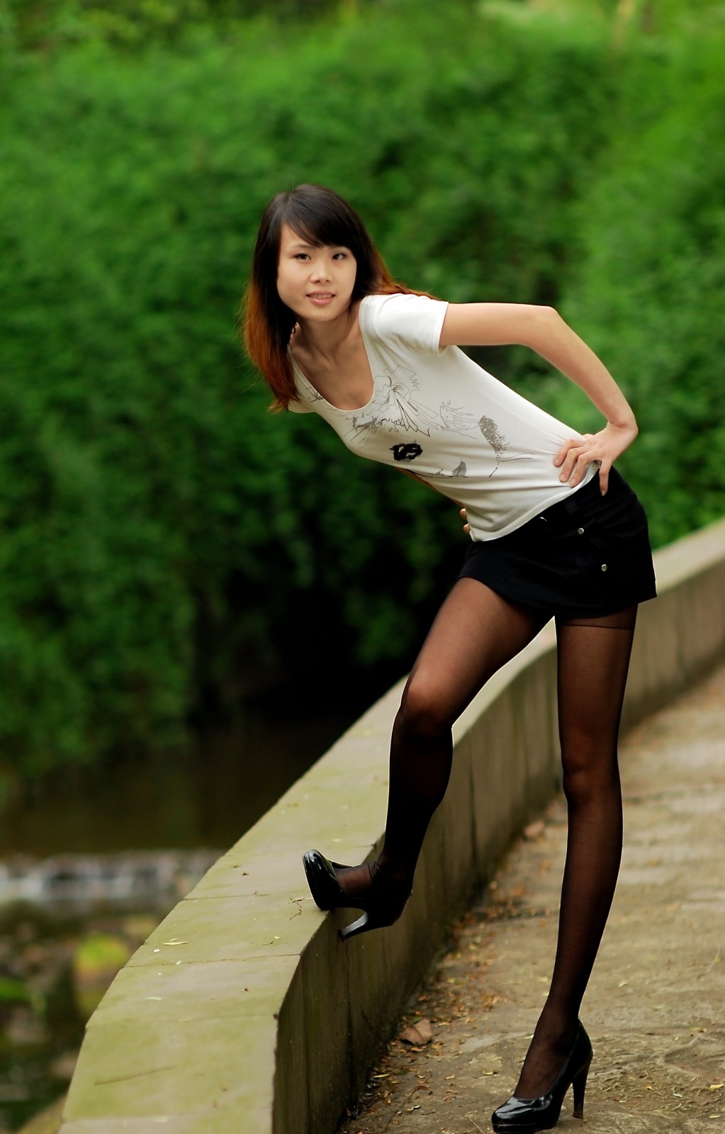 [网络收集] 2013.09.09 超长美腿妹妹黑丝诱人