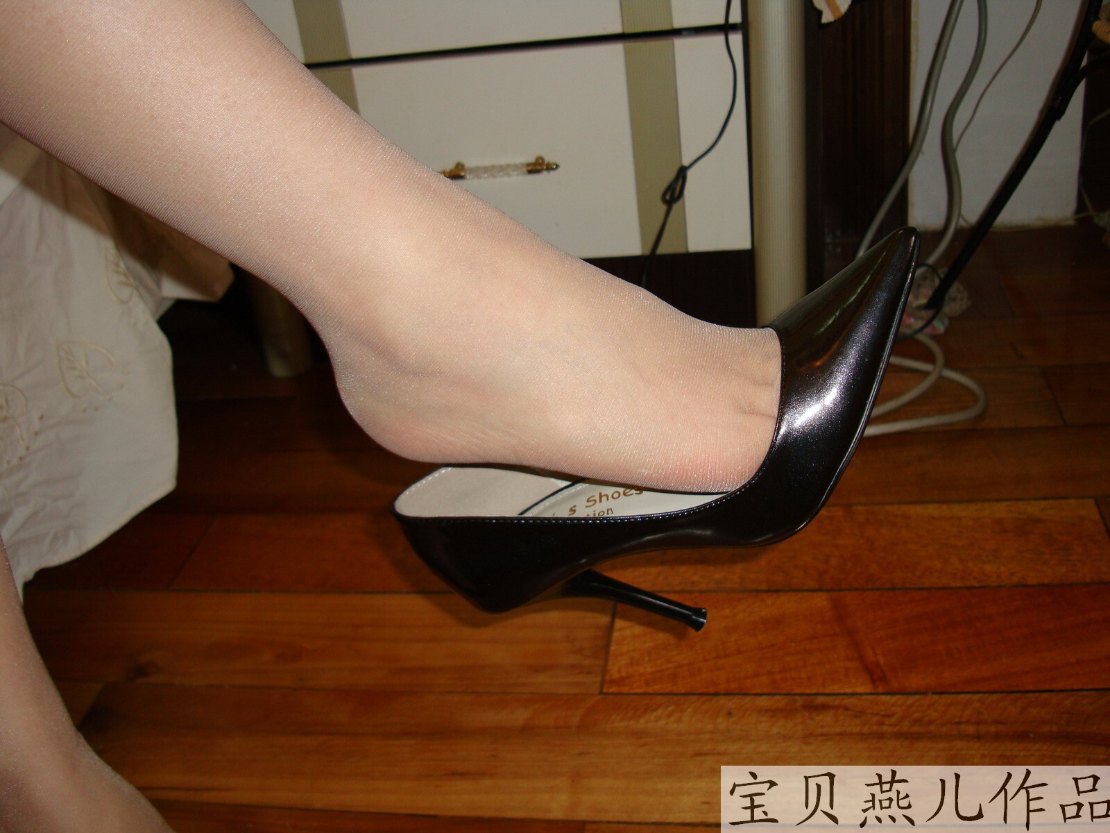 [网络红人]宝贝燕儿 性感开裆肉丝