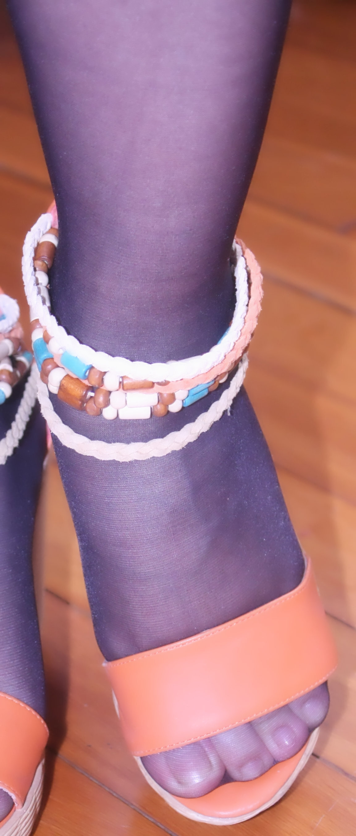 [网络收集] 2013.10.22 老婆穿超薄黑丝袜给我当脚模