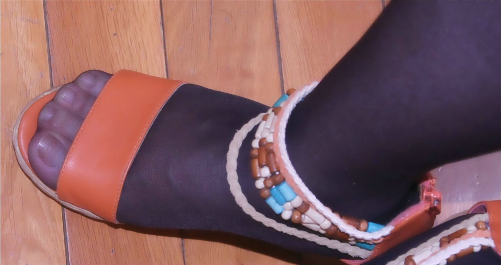 [网络收集] 2013.10.22 老婆穿超薄黑丝袜给我当脚模