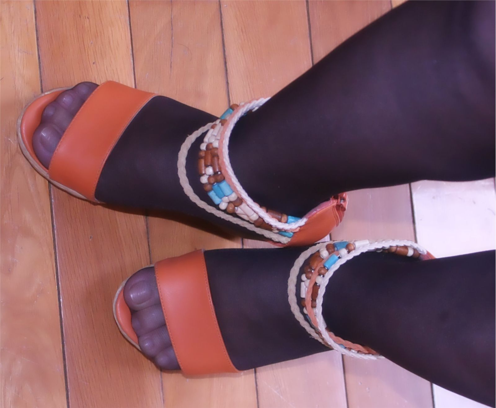 [网络收集] 2013.10.22 老婆穿超薄黑丝袜给我当脚模