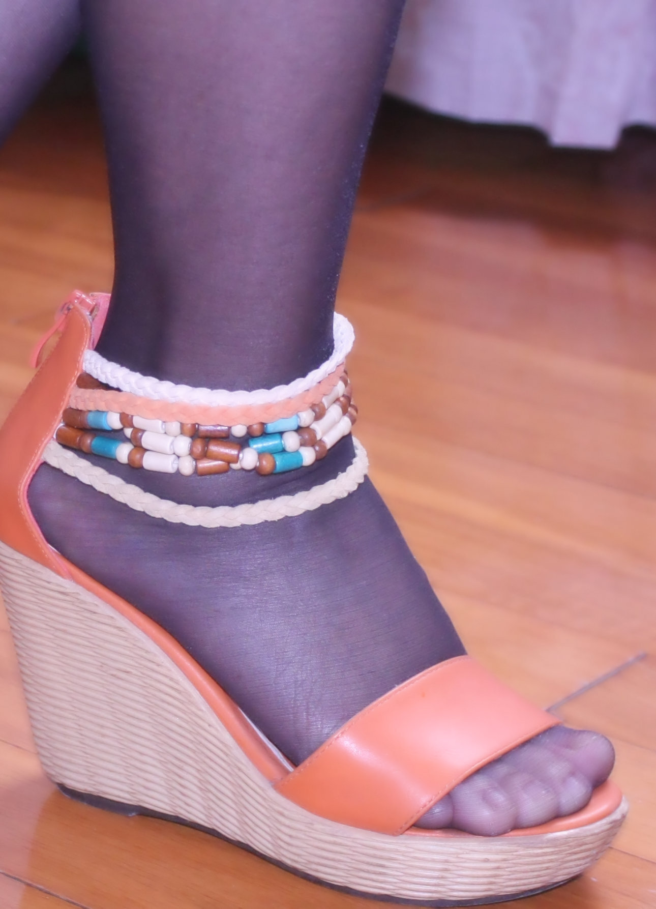 [网络收集] 2013.10.22 老婆穿超薄黑丝袜给我当脚模