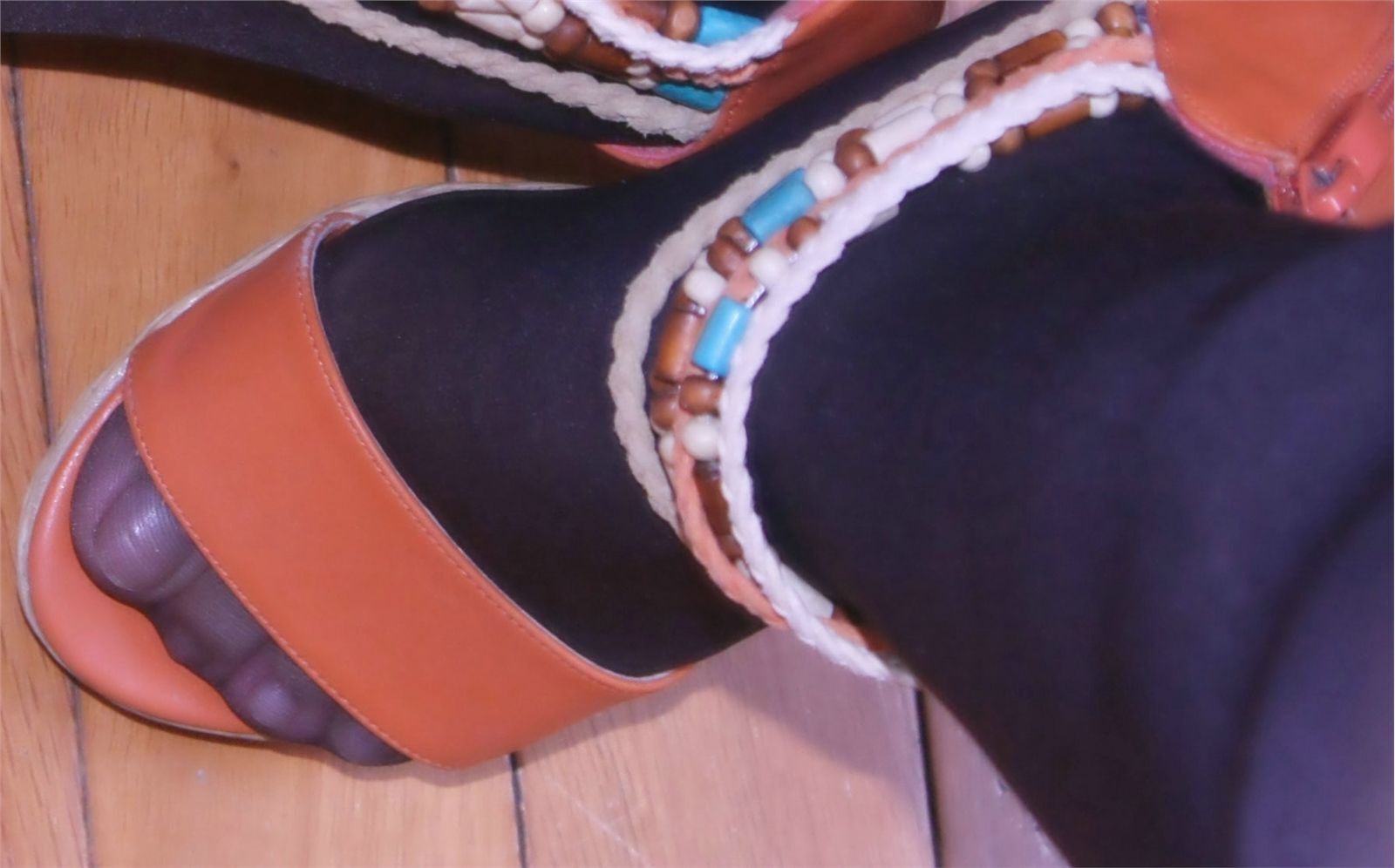 [网络收集] 2013.10.22 老婆穿超薄黑丝袜给我当脚模