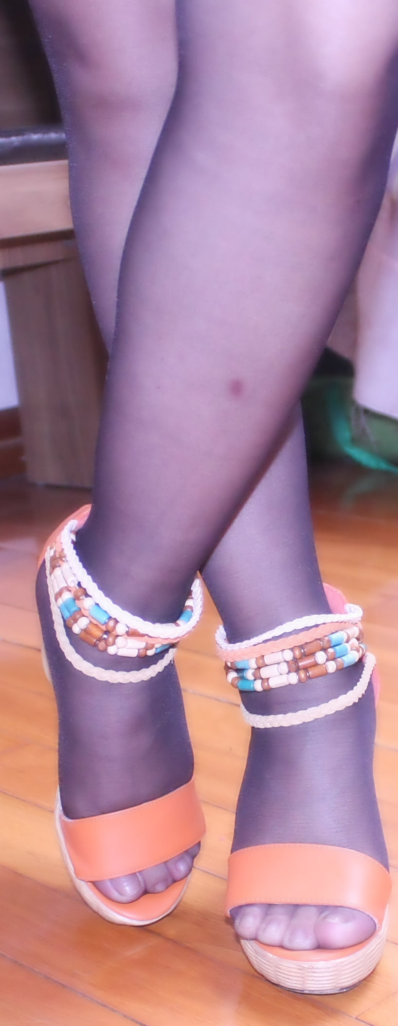 [网络收集] 2013.10.22 老婆穿超薄黑丝袜给我当脚模