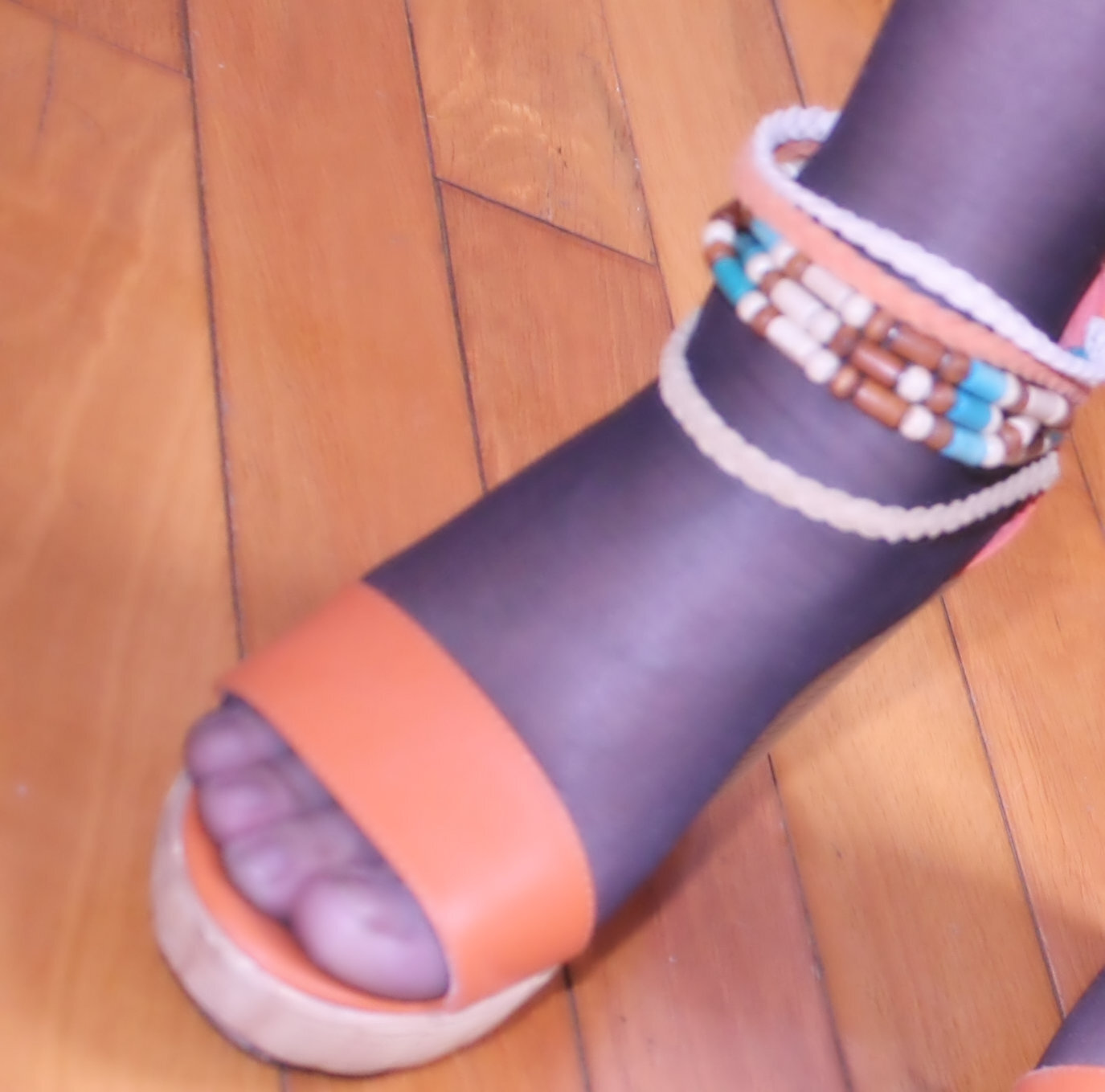 [网络收集] 2013.10.22 老婆穿超薄黑丝袜给我当脚模