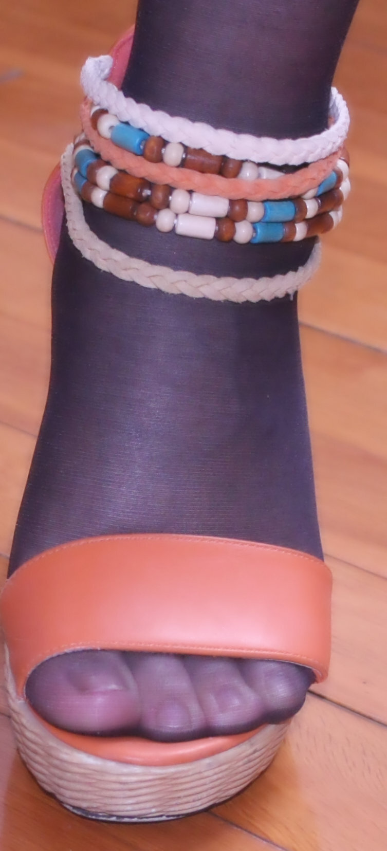 [网络收集] 2013.10.22 老婆穿超薄黑丝袜给我当脚模