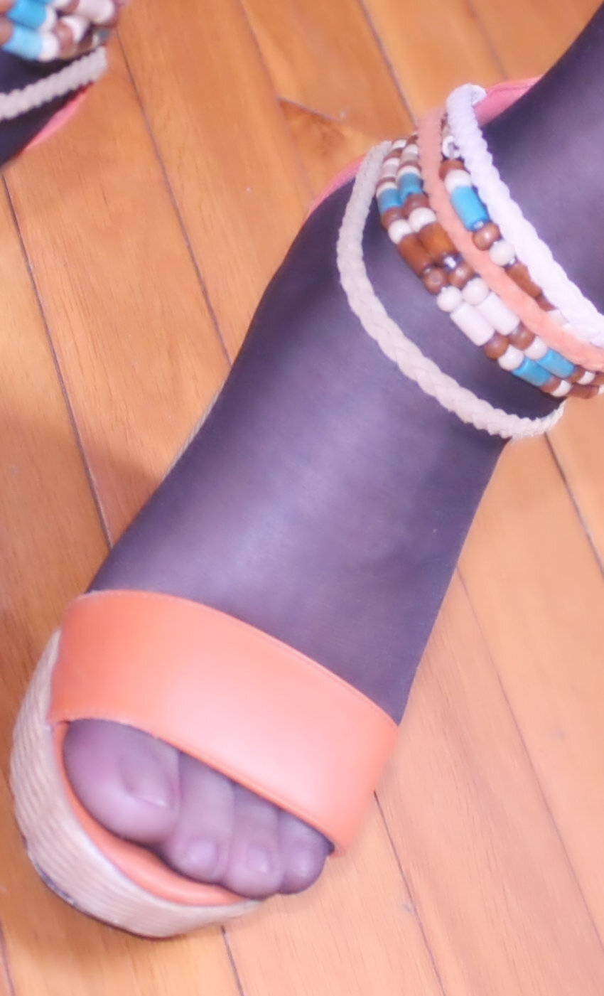 [网络收集] 2013.10.22 老婆穿超薄黑丝袜给我当脚模