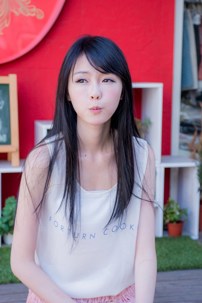 正妹台湾综艺节目助理主持人--蜜儿