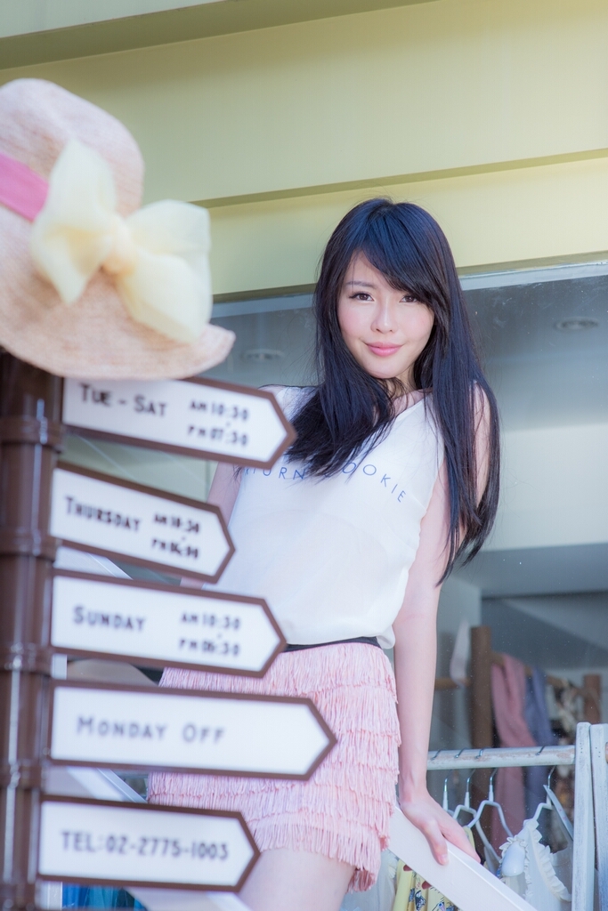 正妹台湾综艺节目助理主持人--蜜儿