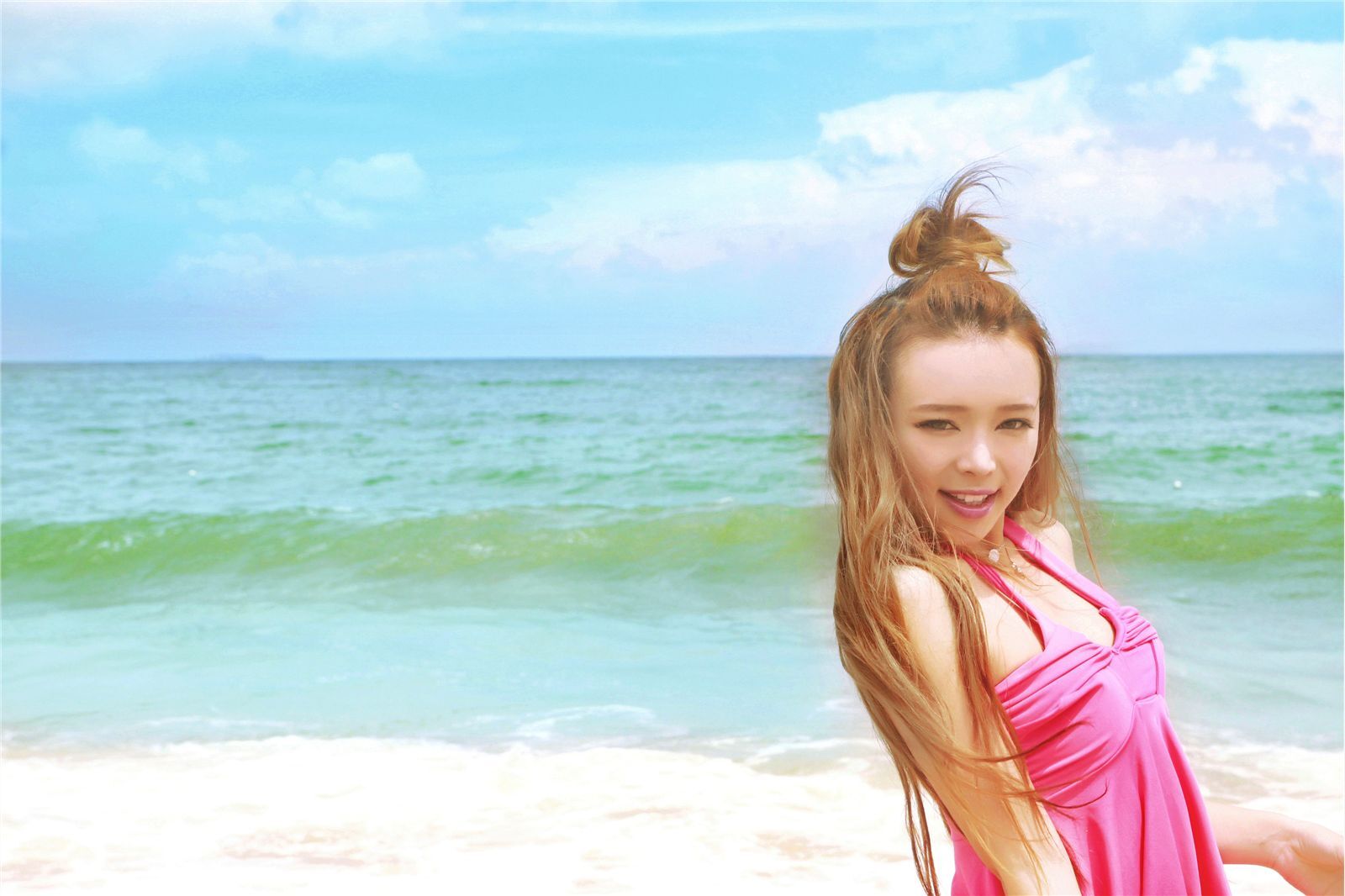 裴紫绮沙滩性感外拍 热辣粉红比尼萌妹合体