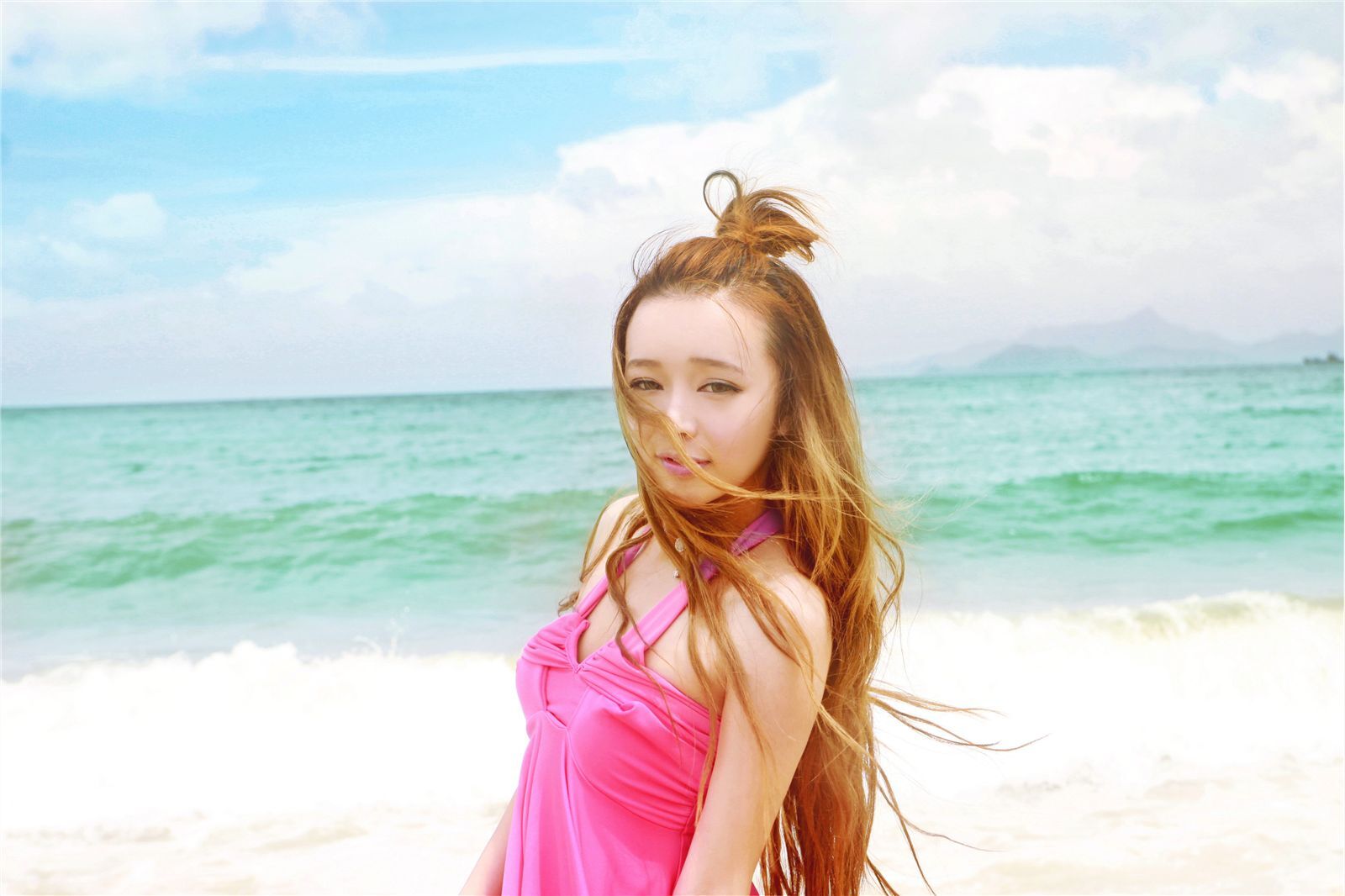 裴紫绮沙滩性感外拍 热辣粉红比尼萌妹合体