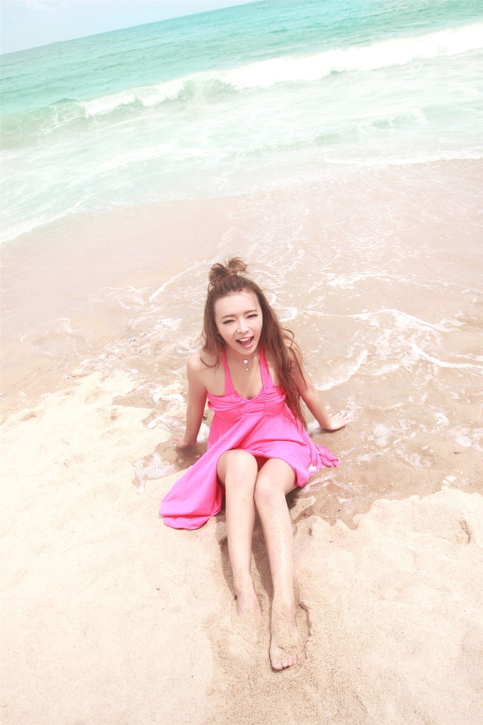 裴紫绮沙滩性感外拍 热辣粉红比尼萌妹合体