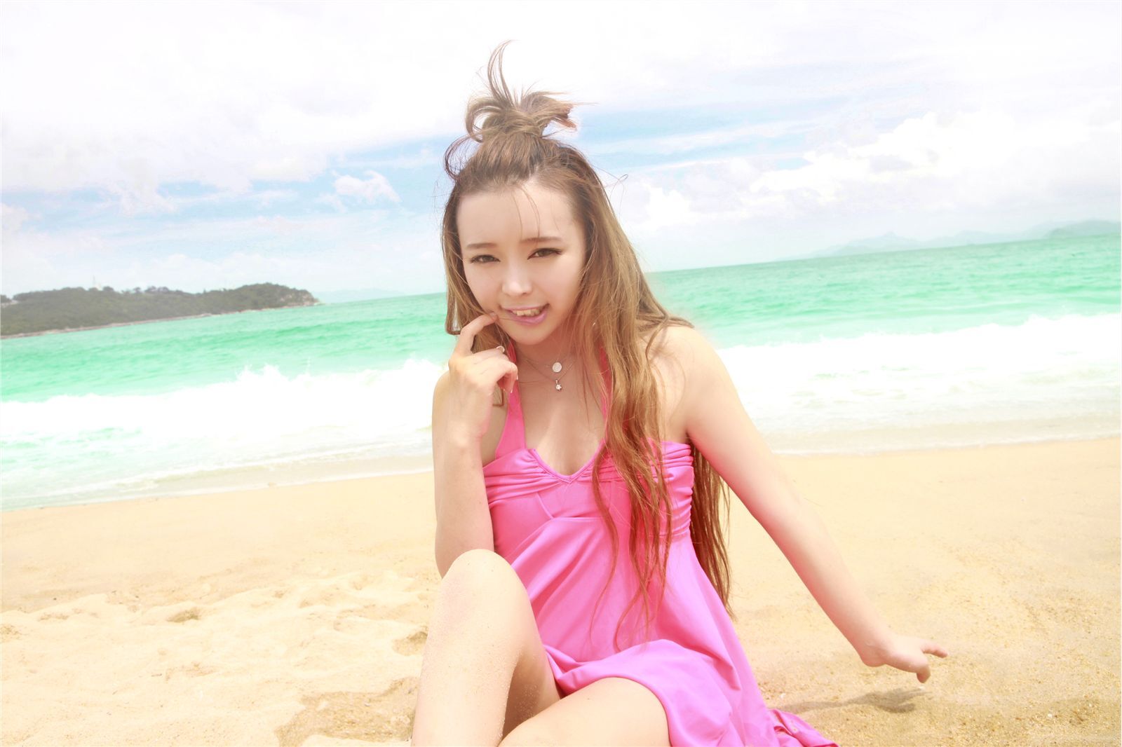 裴紫绮沙滩性感外拍 热辣粉红比尼萌妹合体