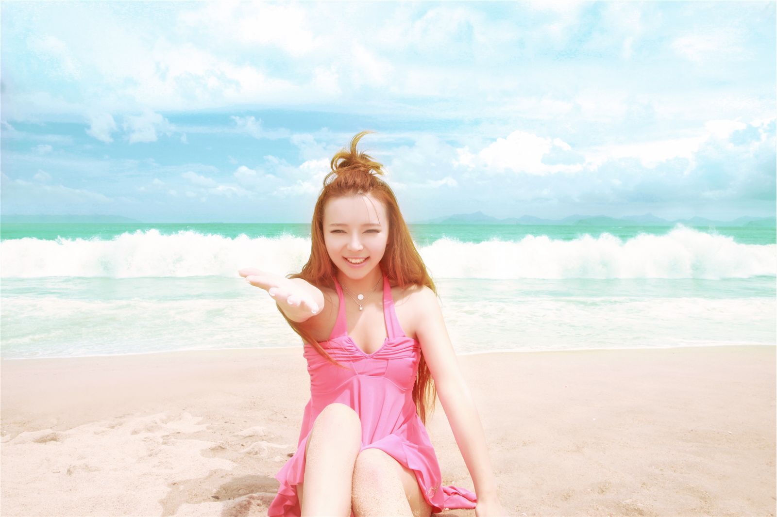 裴紫绮沙滩性感外拍 热辣粉红比尼萌妹合体