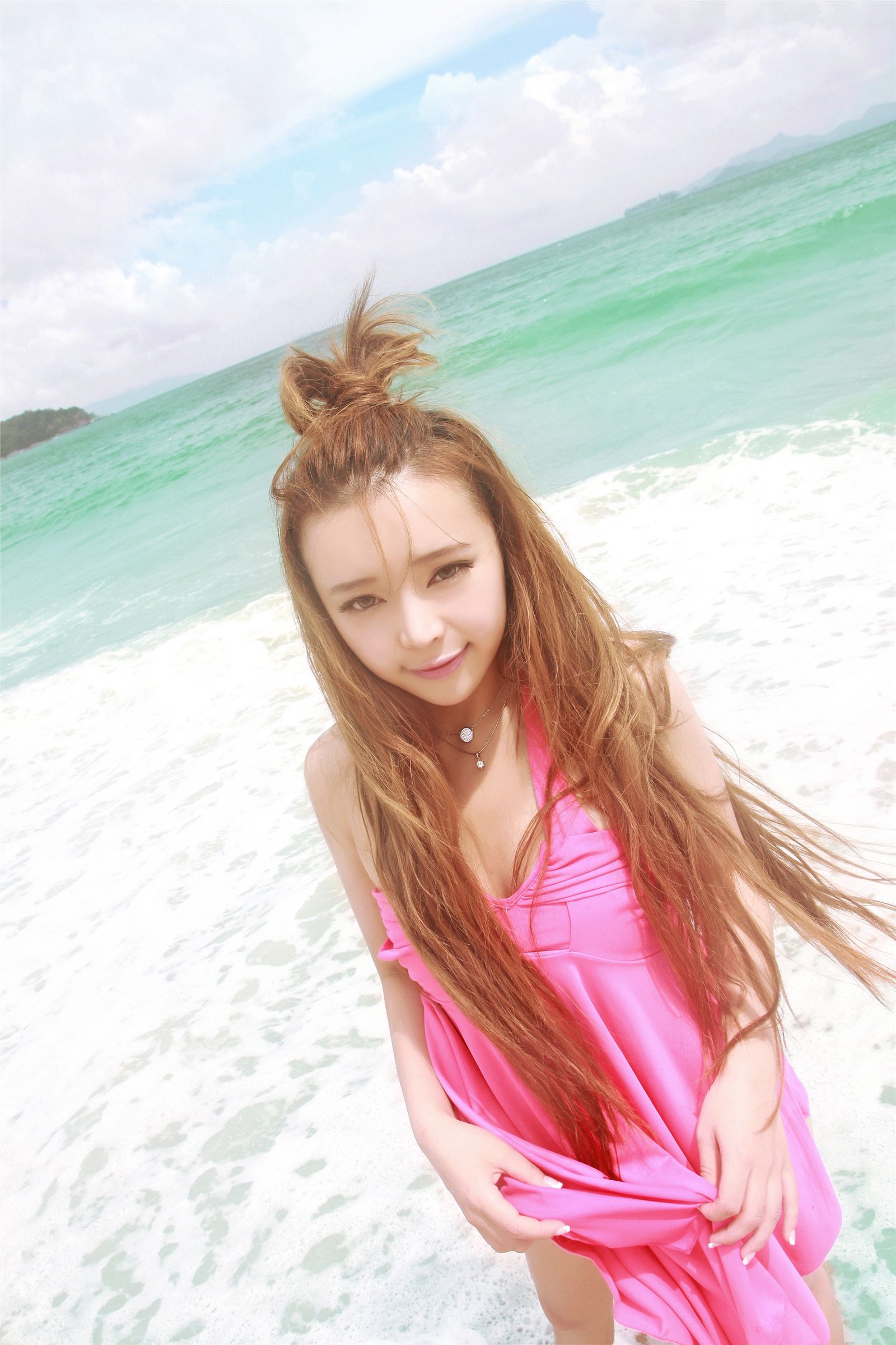 裴紫绮沙滩性感外拍 热辣粉红比尼萌妹合体