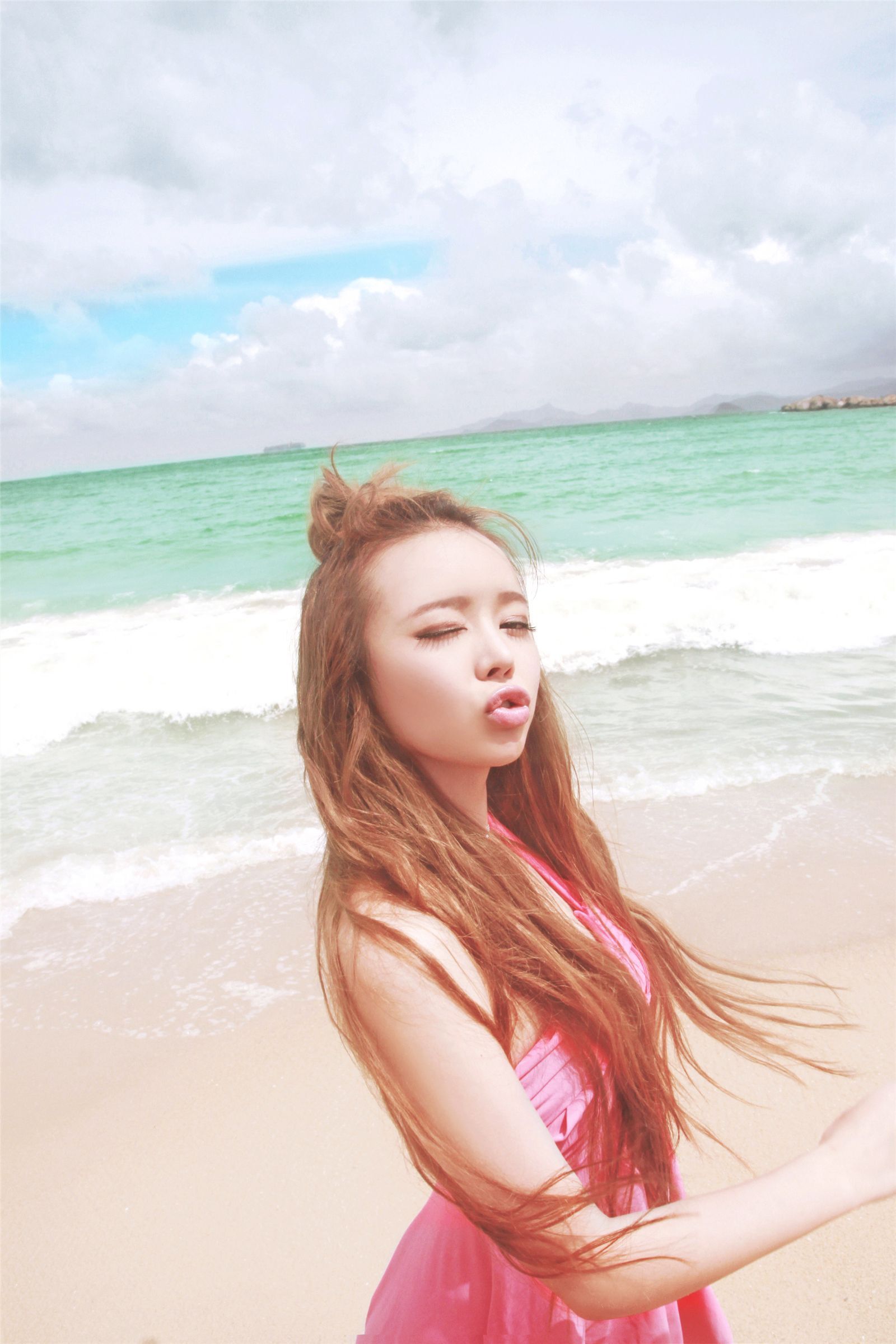 裴紫绮沙滩性感外拍 热辣粉红比尼萌妹合体