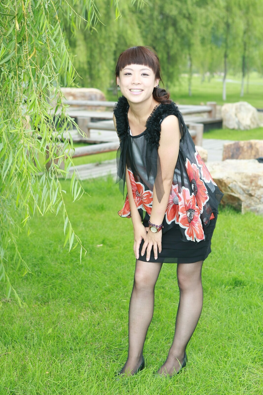 [网络收集] 红衣黑丝甜美微笑 遇到这样的售楼小姐谁都忍不住买房