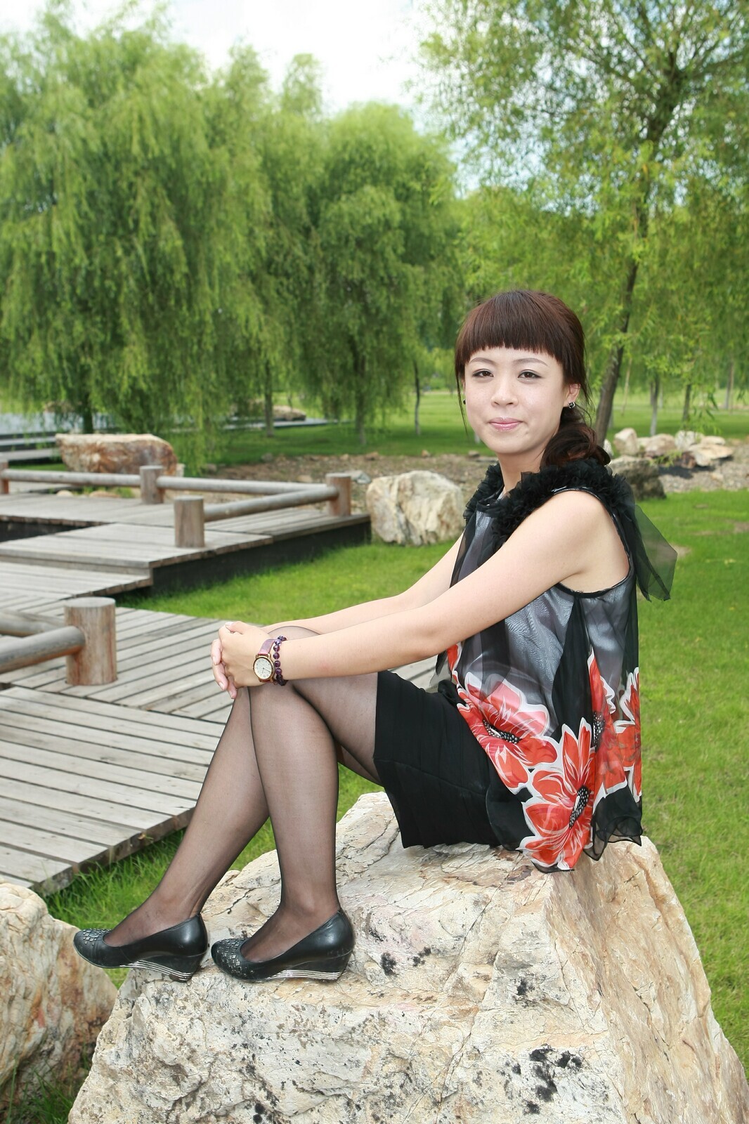 [网络收集] 红衣黑丝甜美微笑 遇到这样的售楼小姐谁都忍不住买房