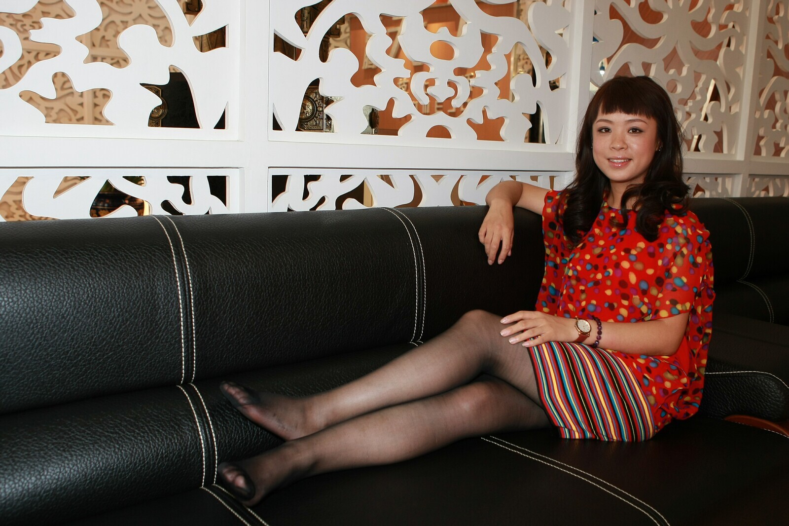 [网络收集] 红衣黑丝甜美微笑 遇到这样的售楼小姐谁都忍不住买房