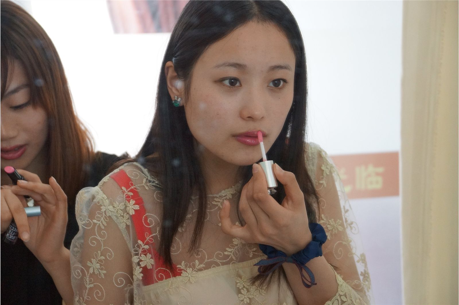 [网络收集] 2013.12.09 两美女床上丝足比拼