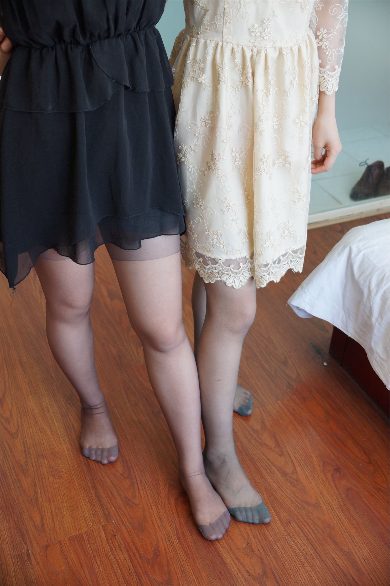 [网络收集] 2013.12.09 两美女床上丝足比拼