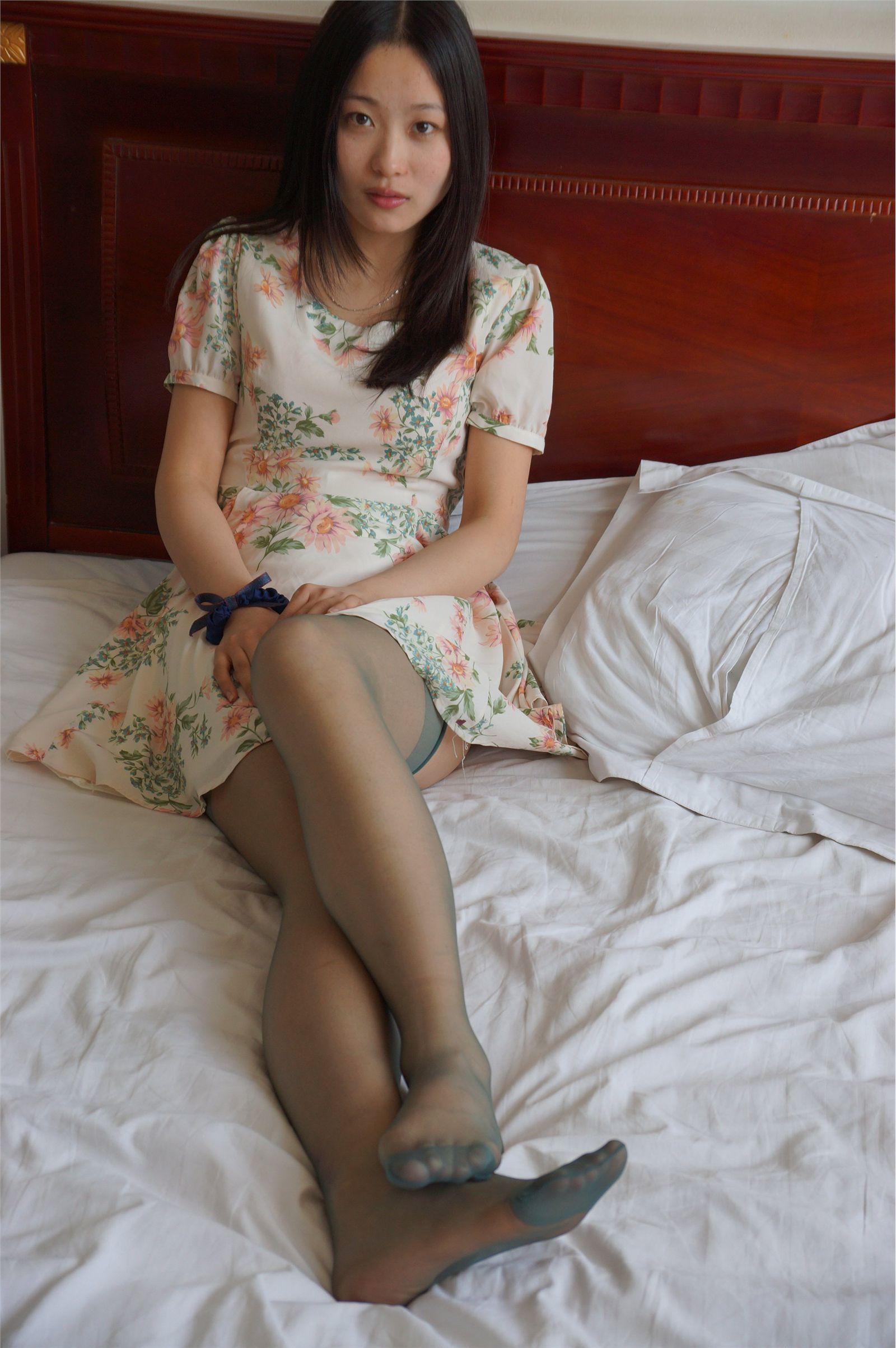 [网络收集] 2013.12.09 两美女床上丝足比拼