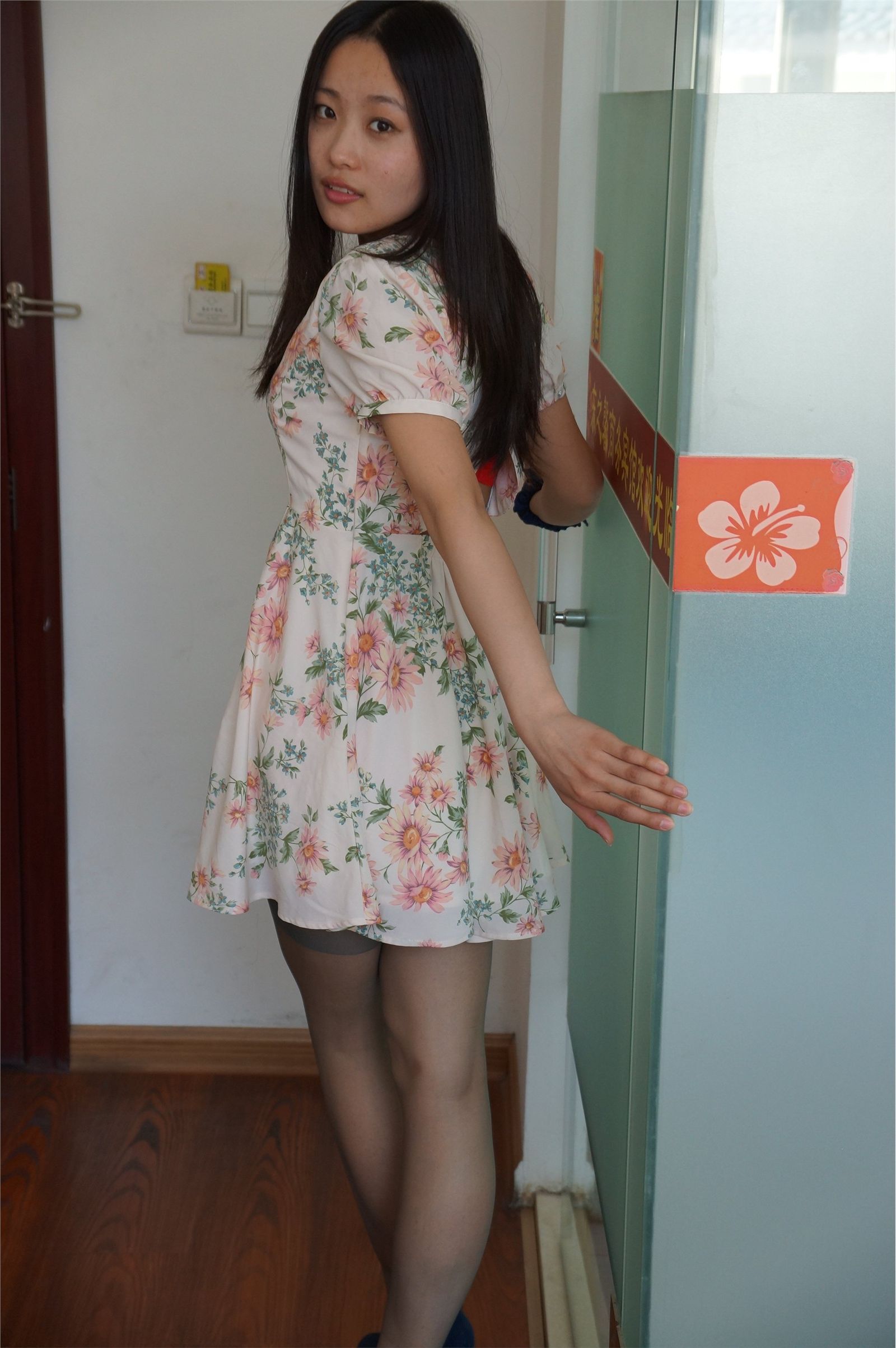 [网络收集] 2013.12.09 两美女床上丝足比拼