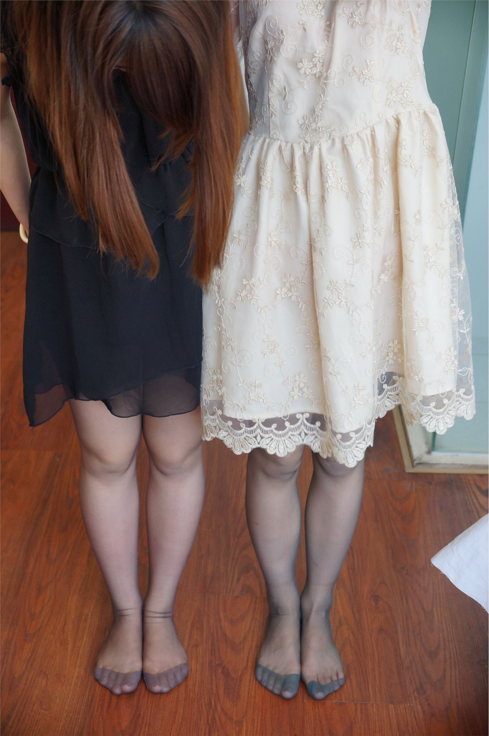 [网络收集] 2013.12.09 两美女床上丝足比拼