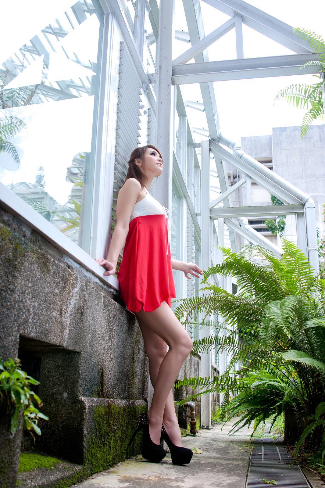 [网络收集] 2013.11.19 性感连衣裙秀白皙高跟美腿