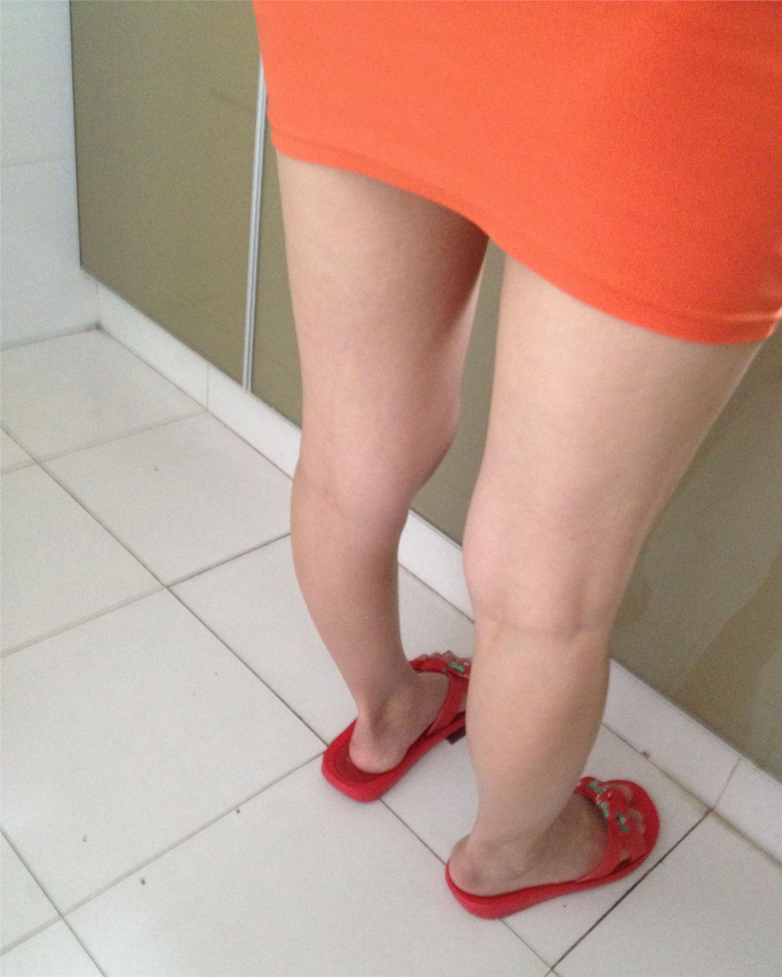 [网络收集] 2013.11.14 偷拍女友洗漱过程，腿腿依然美丽！