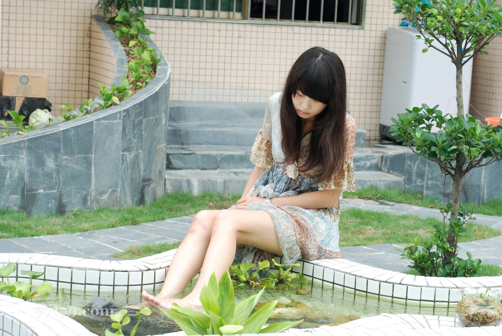 [网络收集] 2013.11.01 美女弯弯池中秀玉足