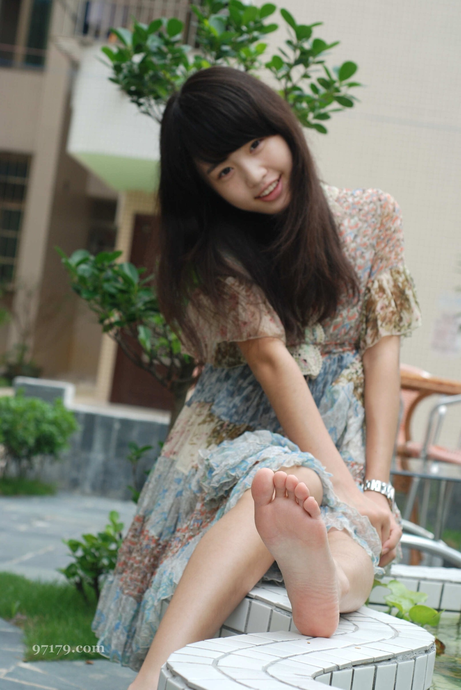 [网络收集] 2013.11.01 美女弯弯池中秀玉足