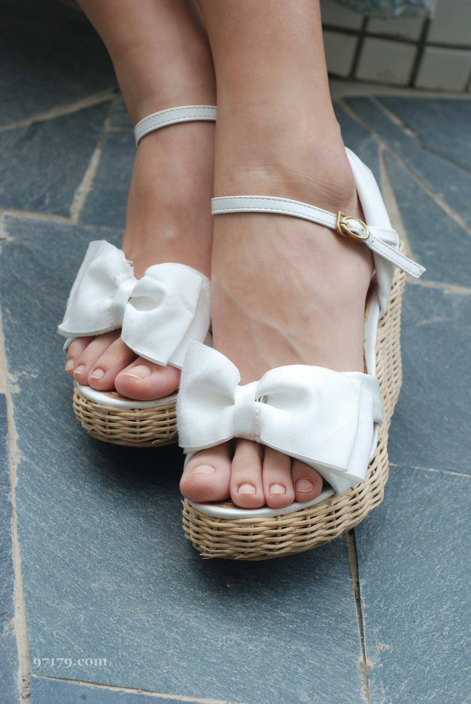 [网络收集] 2013.11.01 美女弯弯池中秀玉足