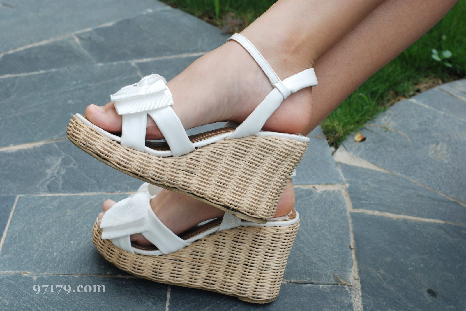 [网络收集] 2013.11.01 美女弯弯池中秀玉足