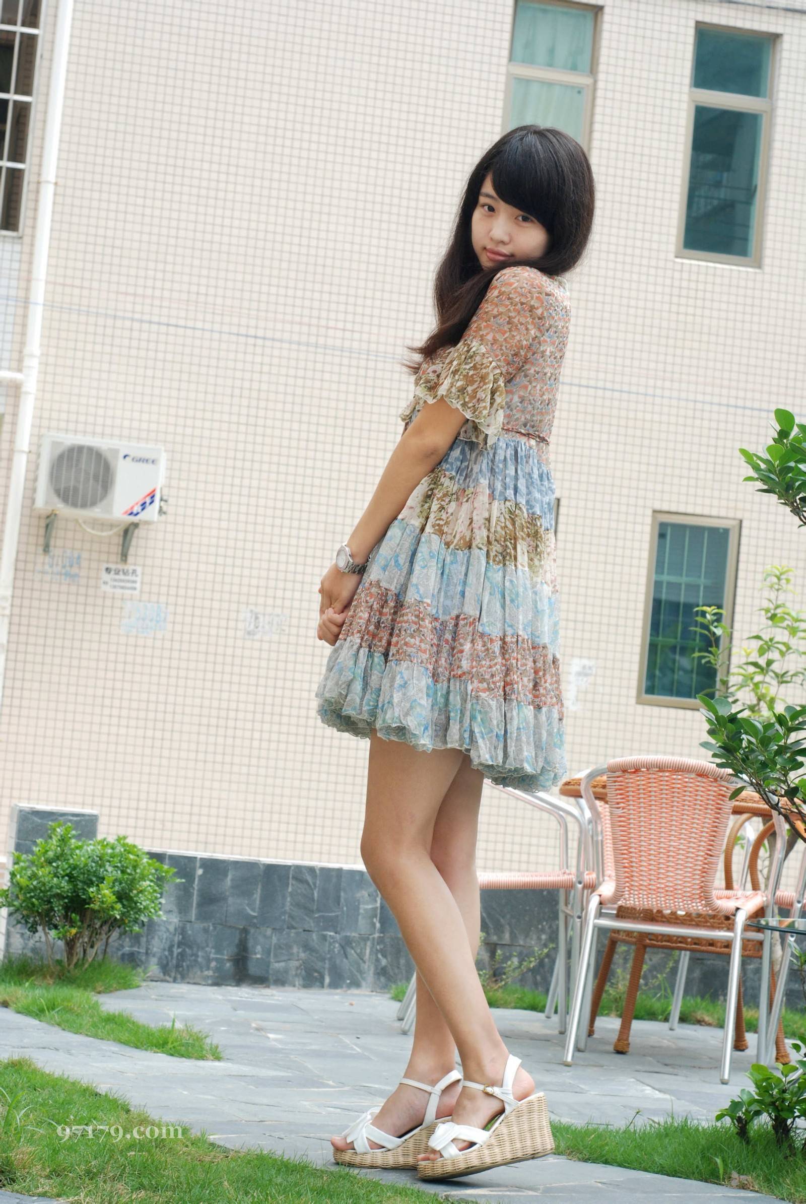 [网络收集] 2013.11.01 美女弯弯池中秀玉足