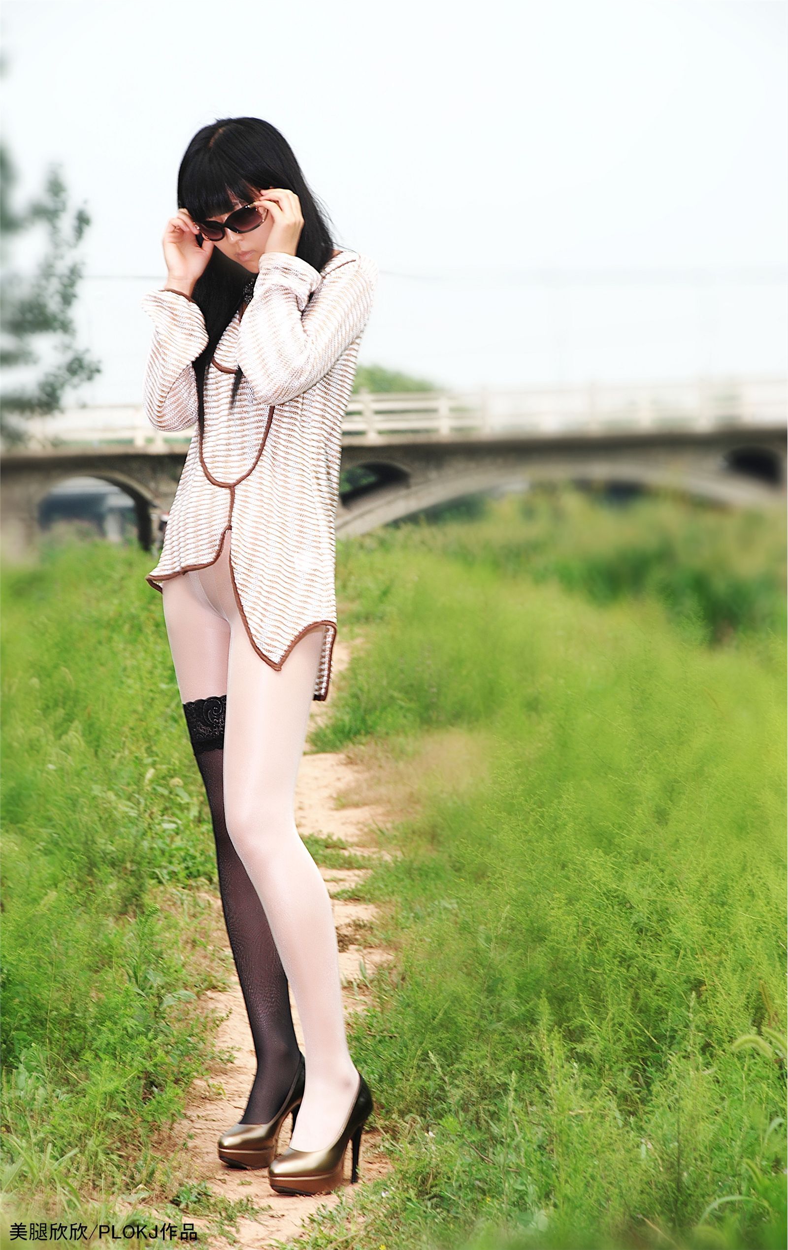 多情的田野 欣欣套图 丝袜美女  国产美女丝袜写真PLOKJ作品