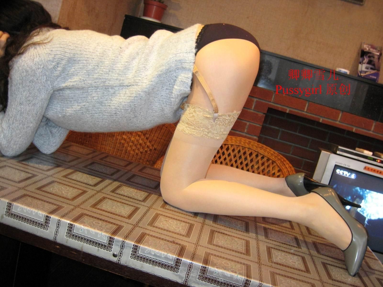 餐桌上舞动丝袜美女 卿卿雪ㄦVIP系列套图