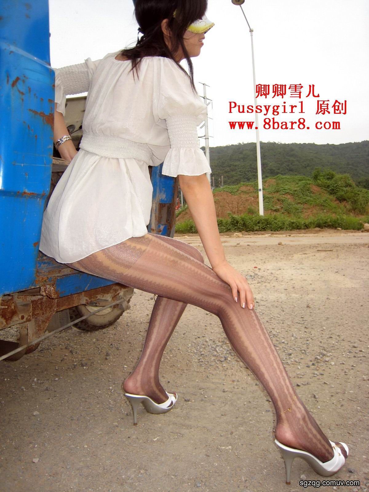 郊区花格黑丝3 [卿卿雪ㄦ]丝袜美女套图