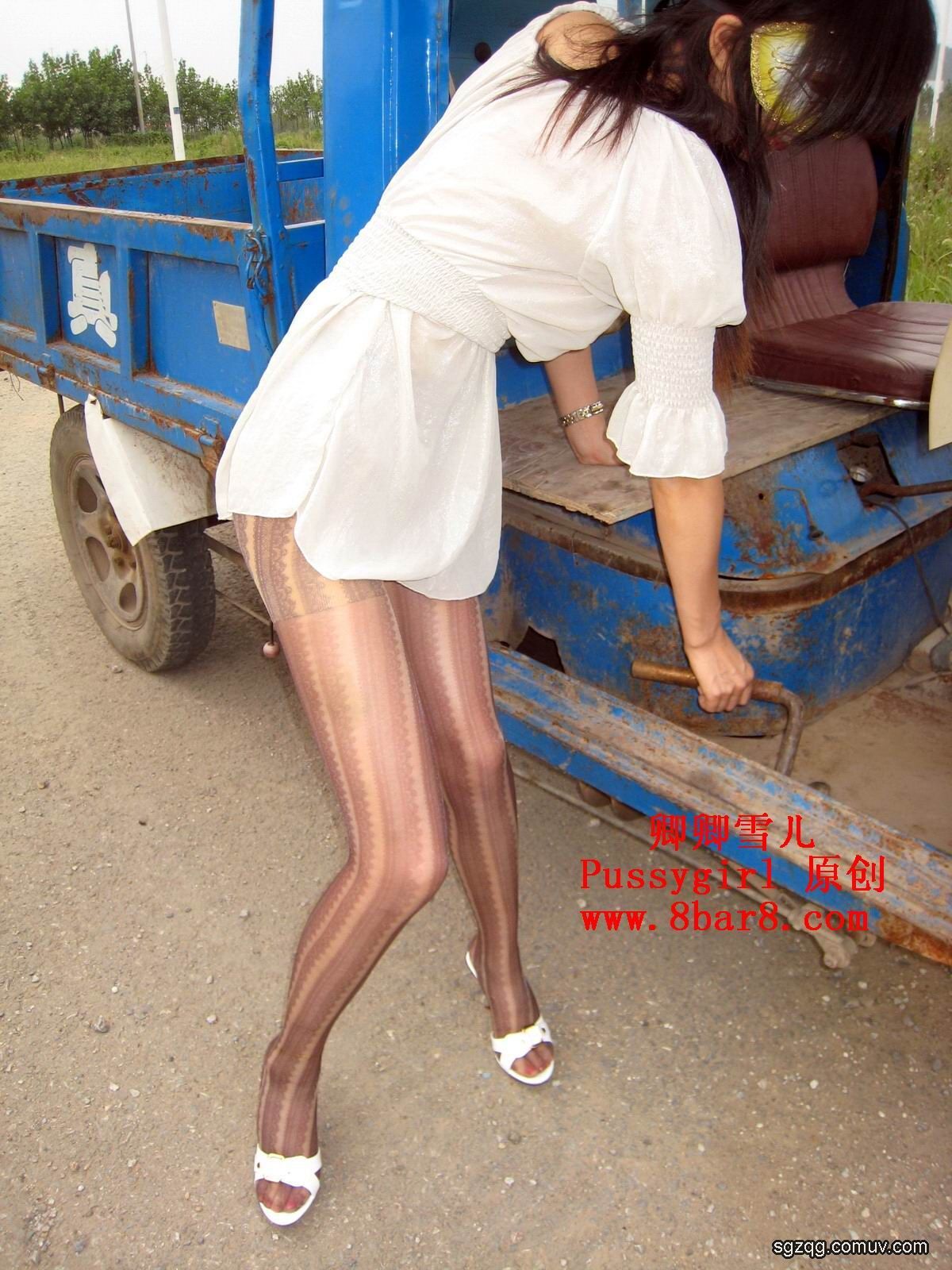 郊区花格黑丝3 [卿卿雪ㄦ]丝袜美女套图